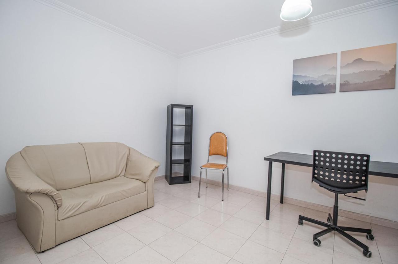 Charming Private Rooms In An Apartment A2 Penha - Faro Bagian luar foto